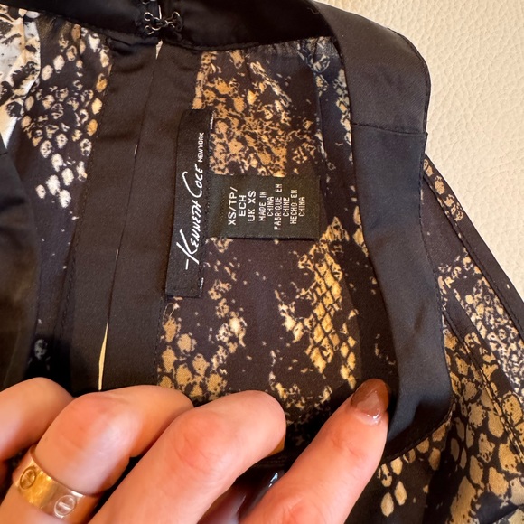 Kenneth Cole NY Snake skin print blouse sleeveless top size XS - Picture 6 of 9